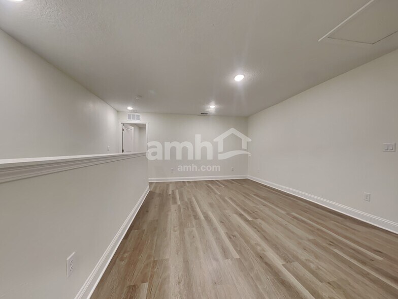 Building Photo - 11638 Hillside Dr