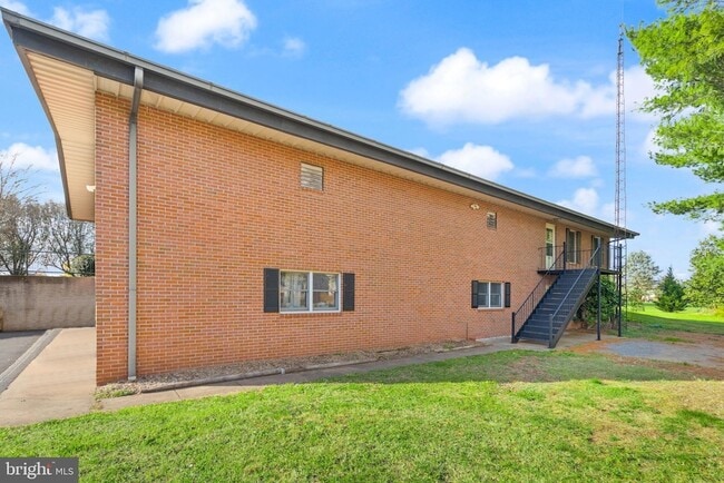 Building Photo - 318 Evergreen Mills Rd