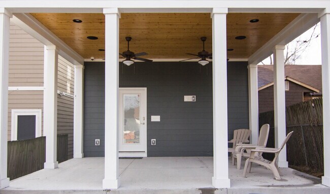 Building Photo - NOW AVAILABLE!! Furnished Custom-Built Home **Month-to-Month** Lease Option, 1.5 Miles to Broadway!