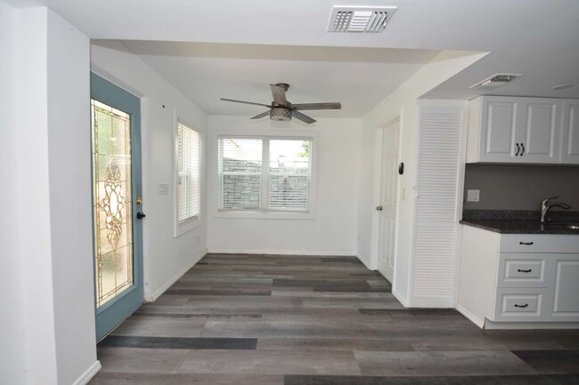 Building Photo - 403 N Oleander Ave
