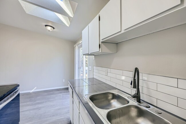 Building Photo - 209 E 36th St