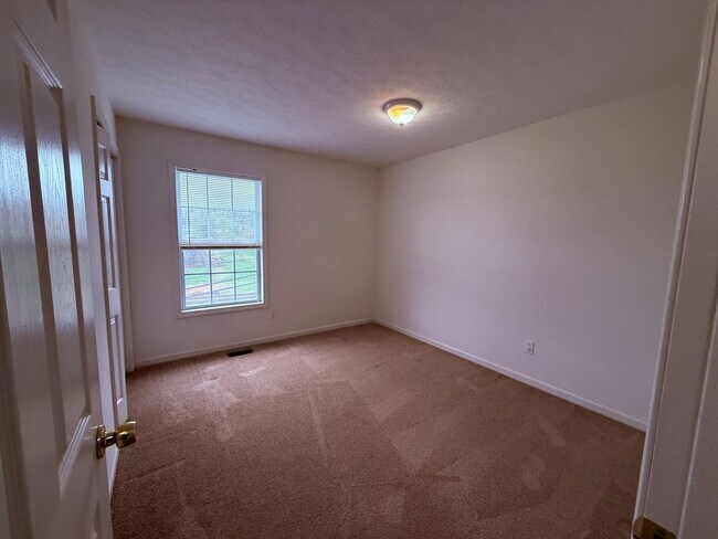 Building Photo - 10 Station Ln NE