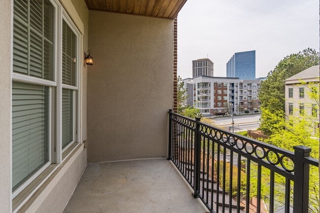 Building Photo - Excellently maintained 1 bedroom, 1.5 bath...