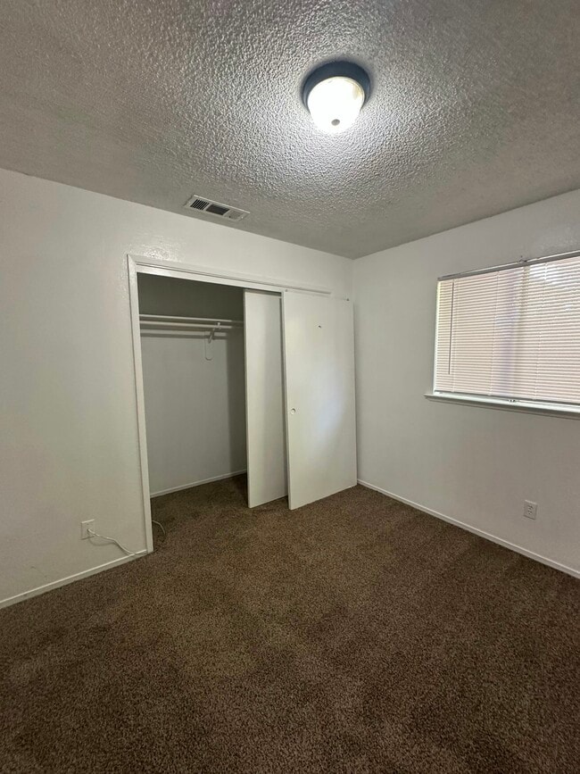 Building Photo - 1711 E Paradise Ave