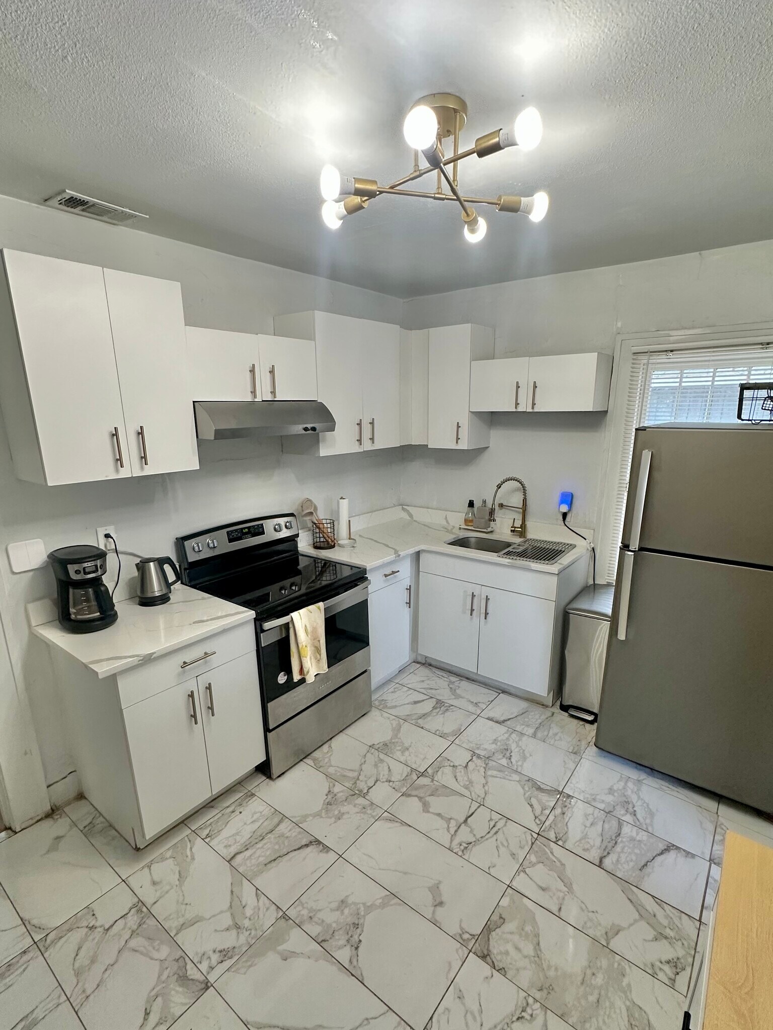 Fully Equipped Kitchen - 1618 Scranton St S