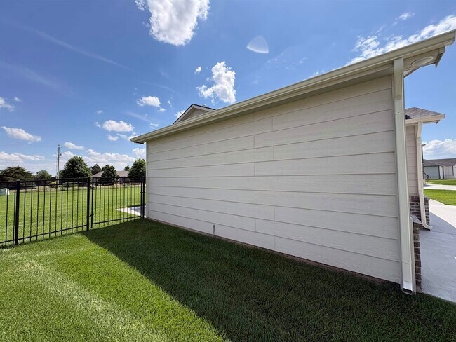 Building Photo - 1145 W Trek Cir