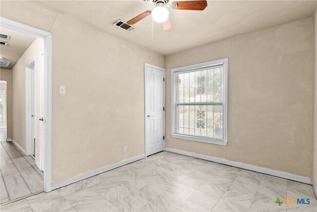 Building Photo - 602 W Kern Rd