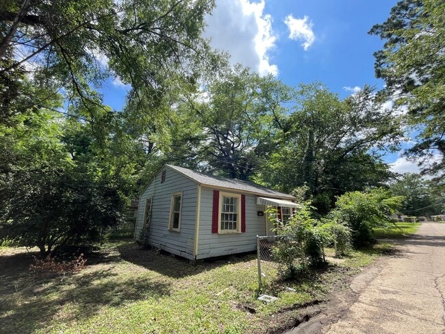 Building Photo - Cute 2 Bedroom House