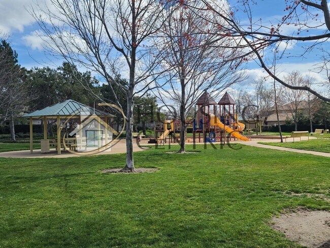 Building Photo - Executive Single Story Rental in Gated Serrano Community!