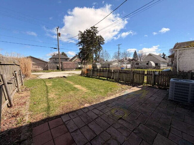 Building Photo - 807 Rose St