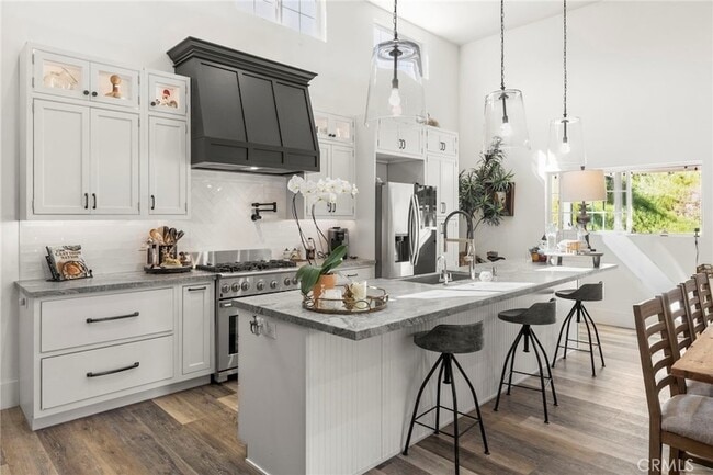 Building Photo - 1720 Vista Del Lago