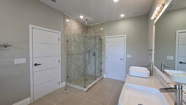 Building Photo - Beautiful and Modern 4 bed 3.5 Bath Townho...