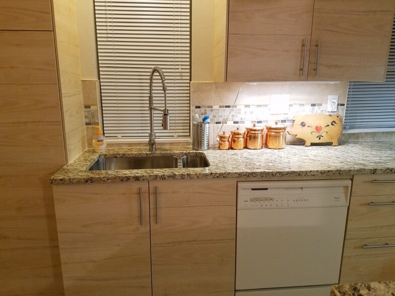 Building Photo - 1317 E 1st St