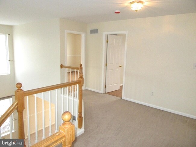 Building Photo - 136 Clear Creek Dr