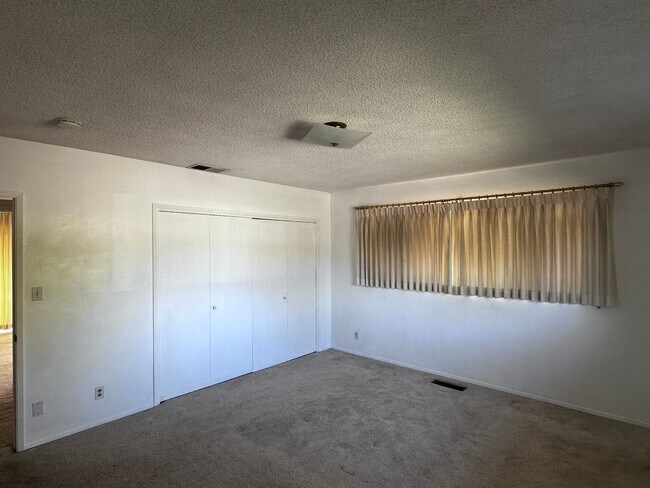 Building Photo - HOUSE