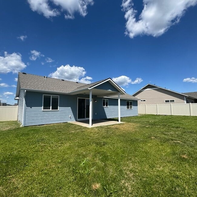 Building Photo - Modern 3 bed 2 bath unit in quiet neighbor...