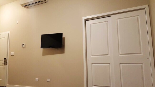 Building Photo - Contemporary studio in Lincoln Park