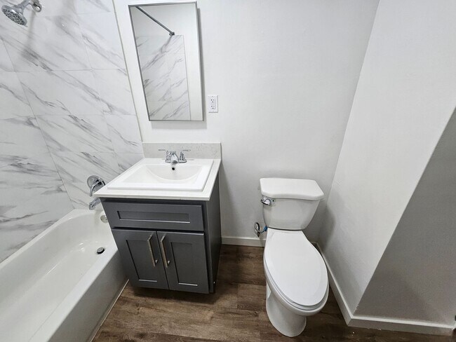 Building Photo - 931 N Screenland Dr