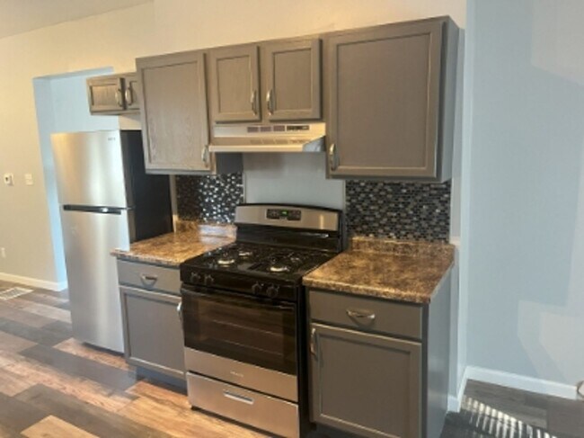 Building Photo - 2 Bed Available now!