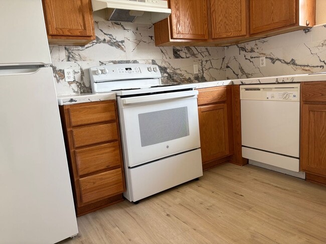 Building Photo - Darling apartment in mid town