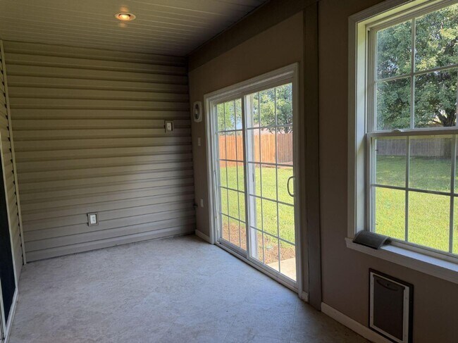 Building Photo - 509 Amazon Dr