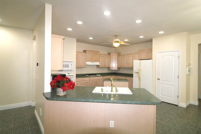 Building Photo - 320 Remington Way Dr