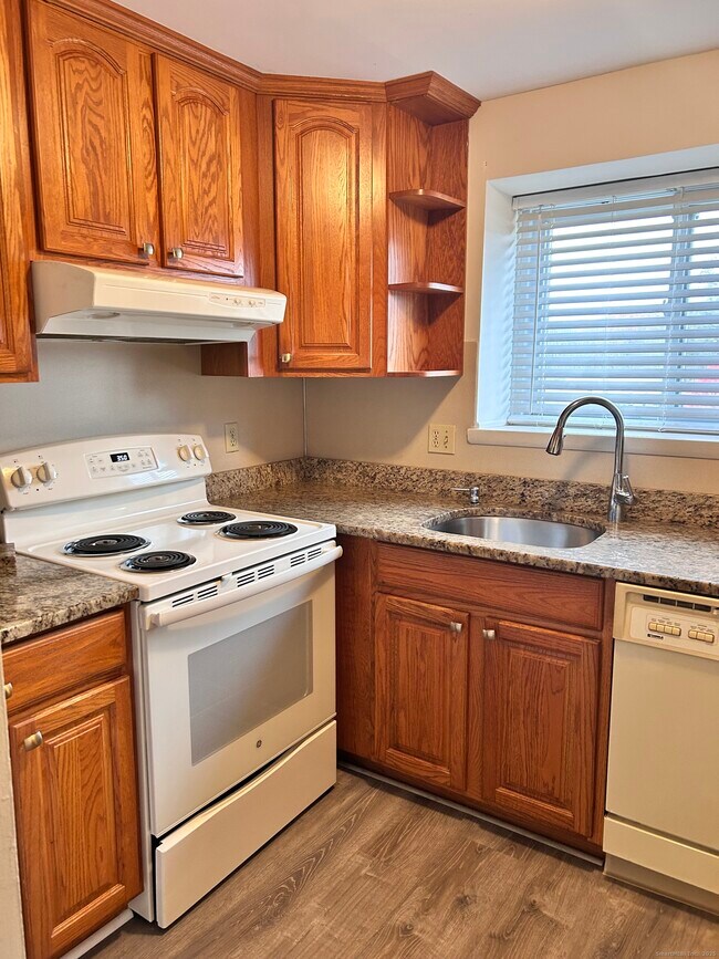 Building Photo - 4 Carillon Dr