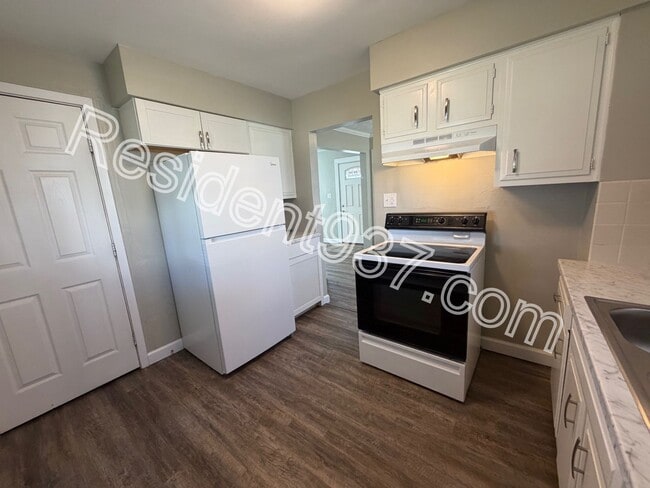 Building Photo - 2 Bed 1 bath Home