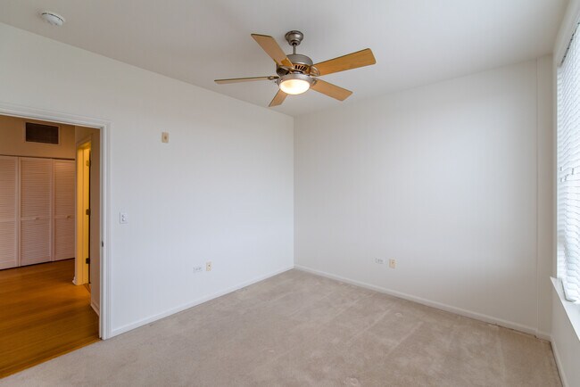 Building Photo - 850 Village Center Dr