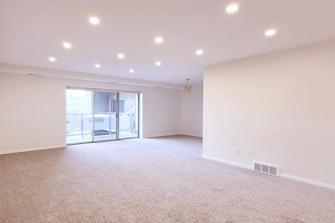 Building Photo - 2112 Acacia Park Dr