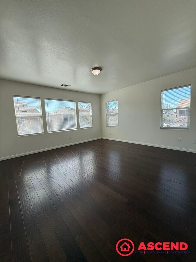 Building Photo - Beautiful 4 Bedroom Located in HOA!