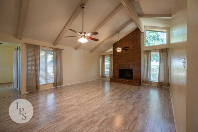 Building Photo - Fresno Westside Home, 3BR/3BA, Country Liv...