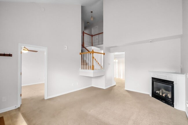 Building Photo - Master-on-Main End-Unit Townhome in Back Creek Villages!