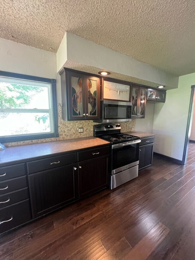 Building Photo - 4 bedroom/2 bath house