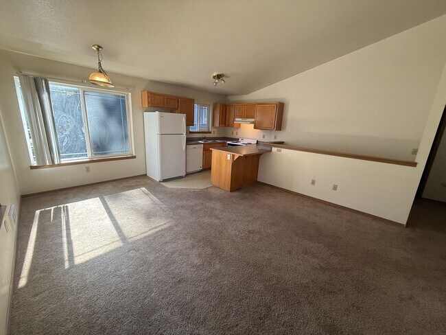 Building Photo - Westside 3 Bdrm, 2 Bath Townhouse close to COCC!  All Appliances, Washer/dryer hookups, Single ga...