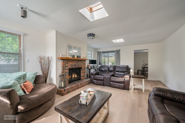 Building Photo - 405 N Bridge St