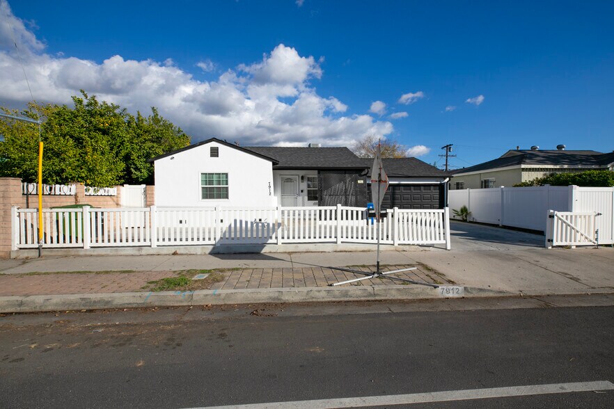 Building Photo - 7912 Vineland Ave