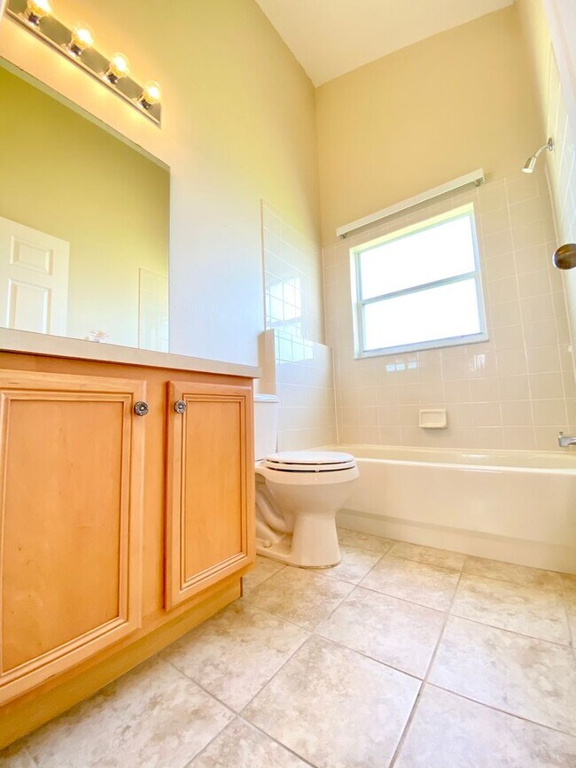 Building Photo - Beautiful Home with Water View in Waterford Lakes!