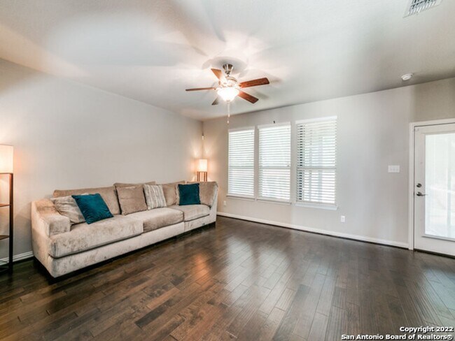 Building Photo - 4 Bedroom/3.5 Bathroom Alamo Ranch