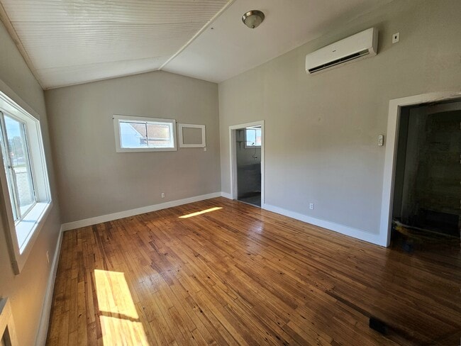 Building Photo - 2109 Anderson Ave