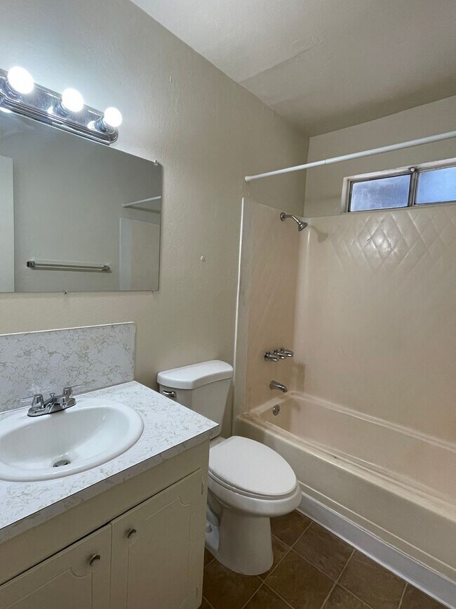 Building Photo - 2 BED 1 BATH UPSTAIRS UNIT *PET FRIENDLY
