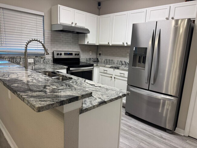 Building Photo - Fully Remodeled 3-Bed, 2.5-Bath Townhouse