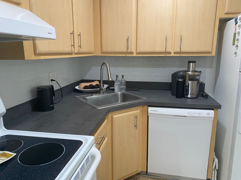 Beautiful Kitchen - 101 Briny Ave