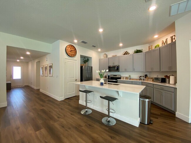 Building Photo - Spacious 4 Bed, 2 Bath Home Backing to Pre...