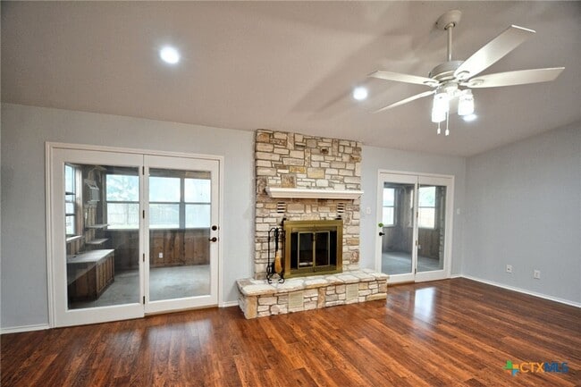 Building Photo - 1215 Clearwater Dr