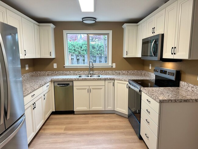 Building Photo - Remodeled 3 Bedroom SW Portland Home!