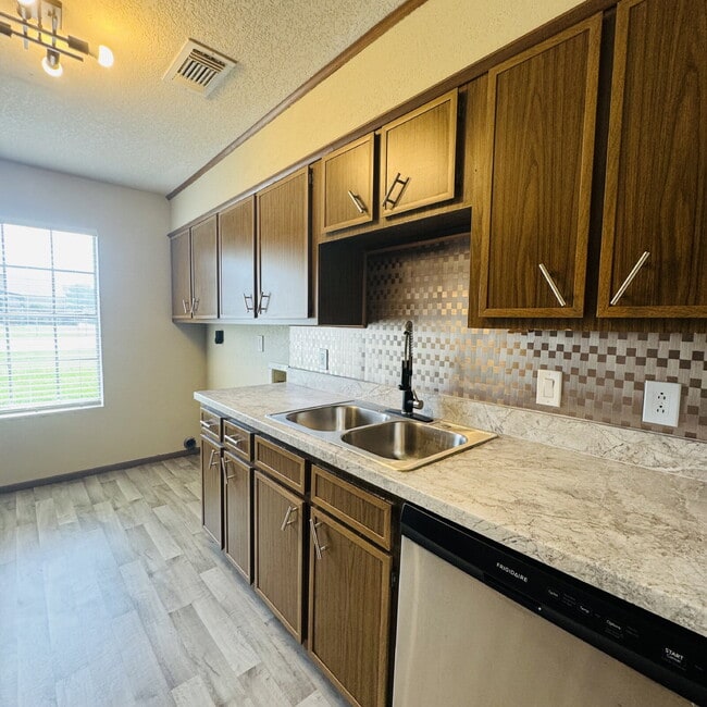 Building Photo - Modern Comfort Awaits: Spacious 2-Bedroom | 2.5-Bathroom Haven with Granite Elegance in Nederland...