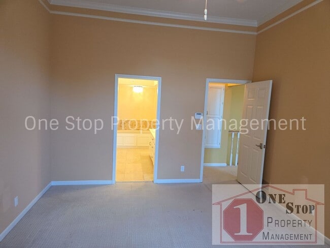 Building Photo - Beautiful 2 bedroom, 3 bathroom Villa in Overland Park!