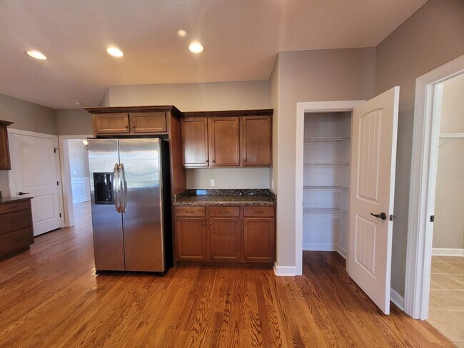 Building Photo - - Majestic 3 Bedroom 2.5 Bath + Bonus Room...
