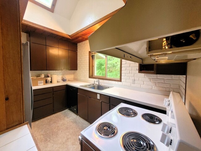 Building Photo - Cabin Style Home, 2 Bedroom - Bellingham, Toledo St